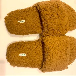 Aerie brown Sherpa open toe slippers size 7 new